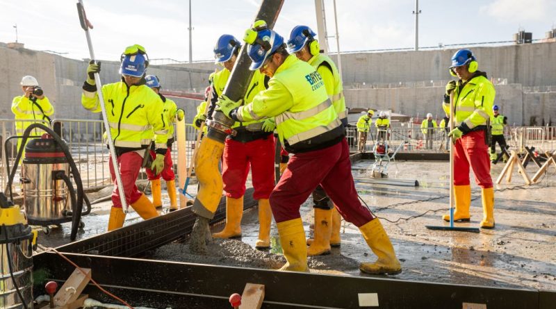 Zajlanak az első beton öntésének előkészületei Zajlanak az első beton öntésének előkészületei