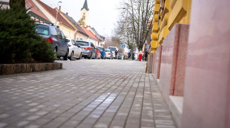 Megújult a járdaszakasz Megújult a járdaszakasz