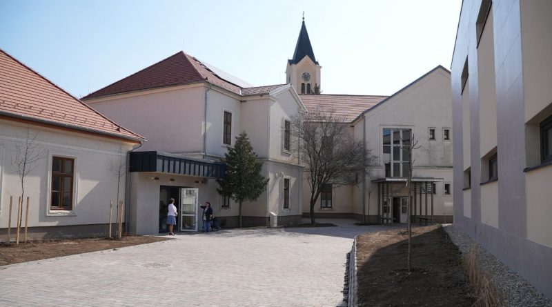 Átadták a katolikus iskola új épületszárnyát