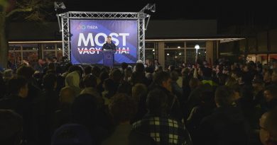 Pakson kampányolt Magyar Péter