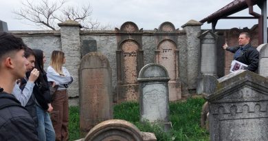 Rendhagyó történelemóra a zsidó temetőben