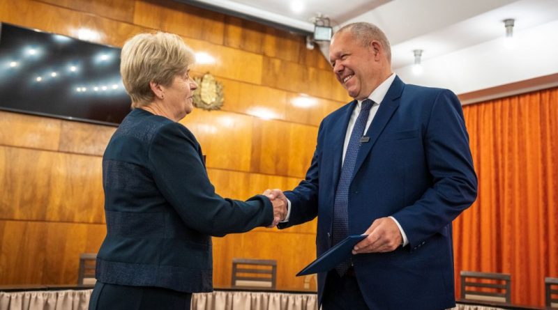 Átvette megbízólevelét Cseh Tamás
