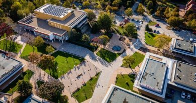 Burkolatjeleket festenek fel parkolókban