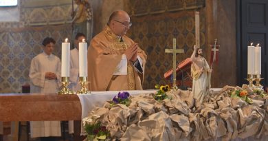 Paksi Római Katolikus ünnepi szentmise a Jézus Szíve templomban