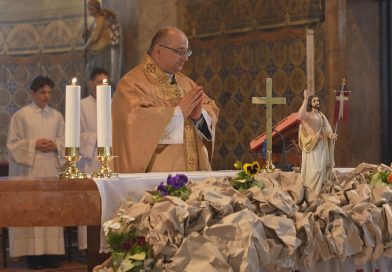 Paksi Római Katolikus ünnepi szentmise a Jézus Szíve templomban