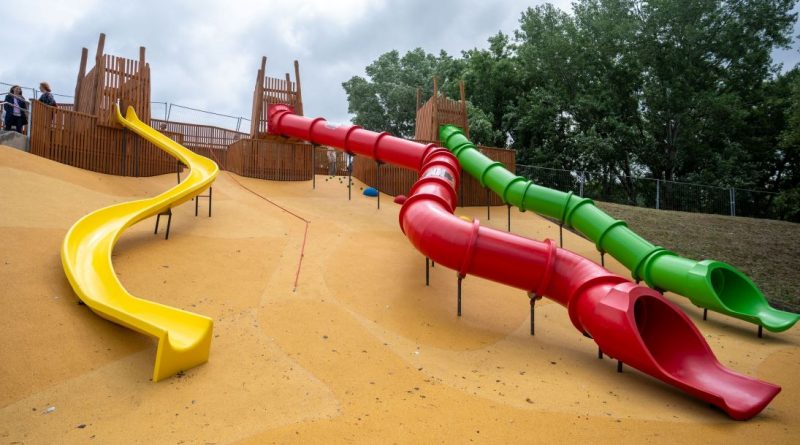 Új közösségi térrel gazdagodott Paks: elkészült a csúszdapark