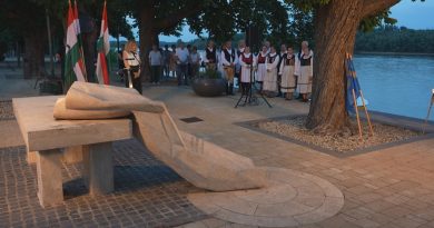 Összetartozás napi ünnepség a Duna-parton