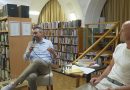 Beszélgetés a könyvtárban