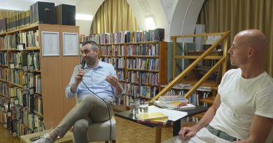 Beszélgetés a könyvtárban