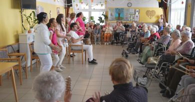 Zenés sportdélelőtt időseknek